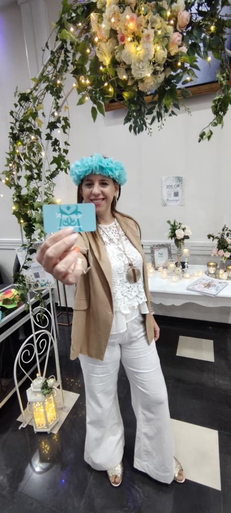 Detalle de ambientación floral con arco de flores y velas para evento social